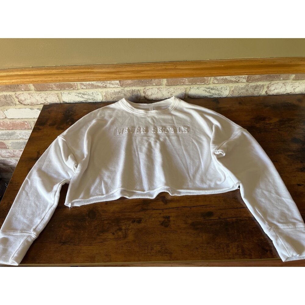 Fabletics Womens White Cropped Sweatshirt "Never Settle" Embossed Text Size M